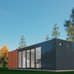 Maison modulaire moderne avec façade sombre, grandes fenêtres en verre, panneau en bois à l'avant, située dans une zone herbeuse avec des arbres en arrière-plan et un ciel bleu clair.