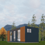 Bureau modulaire moderne avec panneaux en bois clair et matériaux sombres, grandes fenêtres et portes vitrées, situé dans une zone herbeuse avec des arbres élancés et des montagnes en arrière-plan, sous un ciel partiellement nuageux. Intérieur visible avec des meubles modernes et fonctionnels.