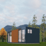 Bureau modulaire moderne avec grandes fenêtres et portes vitrées, section de lamelles en bois, situé dans un environnement naturel avec de l'herbe verte, des arbres élancés, et des montagnes en arrière-plan, sous un ciel partiellement nuageux.