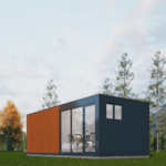 Bureau modulaire moderne avec panneaux extérieurs en bois et couleurs sombres, grandes portes coulissantes en verre et fenêtres, situé dans un environnement extérieur luxuriant avec de l'herbe bien entretenue et divers arbres, ciel clair et bleu.