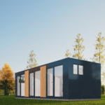 Bureau modulaire moderne avec grandes fenêtres et portes vitrées, panneaux en bois verticaux entre les fenêtres, situé dans une zone herbeuse avec des arbres élancés en arrière-plan, ciel dégagé avec de longues ombres, mettant en valeur l'intégration des éléments naturels avec un espace de vie moderne.