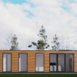 Maison modulaire moderne avec une façade en bois, grandes portes et fenêtres en verre, vue de l'intérieur montrant un espace de vie meublé, située dans un environnement naturel avec des arbres en arrière-plan et un ciel partiellement nuageux.
