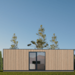 Vue d'une maison modulaire moderne avec une façade en bois et une grande porte en verre au centre, située dans une zone herbeuse avec des arbres élancés en arrière-plan et un ciel dégagé. La maison est une petite structure préfabriquée pouvant être utilisée comme maison, bureau ou studio.