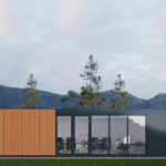 Bureau modulaire moderne avec des murs extérieurs en bois et en verre, lattes verticales en bois, grandes fenêtres et portes en verre, intérieur avec chaises et bureaux, situé dans un cadre naturel avec des arbres et des montagnes en arrière-plan et un ciel dégagé.