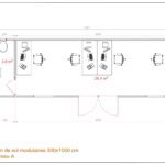 "Bureau modulaire avec quatre bureaux et un espace toilette équipé d’un lavabo."