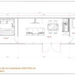 "Maison modulaire avec large baie vitrée et porte, une grande chambre avec grand lit, un salon équipé d’un canapé, d’un meuble TV, d’une table, d’une kitchenette avec réfrigérateur, et une salle de bain avec douche, lavabo et toilette."