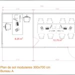 Bureau modulaire de 21 m², dimensions 3 x 7 mètres, comprenant deux espaces : un de 12,75 m² avec deux grands bureaux et quatre chaises chacun, et un de 8,35 m² dédié à l'accueil du public.