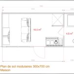 Maison modulaire comprenant une salle de bain avec WC de 4,5 m² et un espace de 16,5 m² équipé d'une kitchenette, d'un placard, d'un canapé, et d'un meuble pour la télévision.
