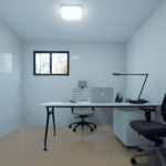 Bureau modulaire moderne avec façade en verre et bois, intérieur avec bureau, chaise ergonomique, ordinateur portable, lampe de bureau, livres, murs clairs, sol en bois clair, situé dans une zone herbeuse avec des arbres élancés et un ciel dégagé.
