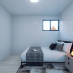 Chambre modulaire moderne avec lit, literie blanche et couverture grise, coussins noirs et à motifs, livre ouvert sur le lit, petite table de nuit avec lampe et cadre photo, fenêtre avec vue sur des arbres, sol en bois clair et tapis partiellement visible.