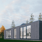 Maison modulaire moderne avec de grandes fenêtres et portes vitrées, matériaux sombres et panneaux en bois, située dans un environnement naturel avec des arbres, des montagnes et un ciel partiellement nuageux.